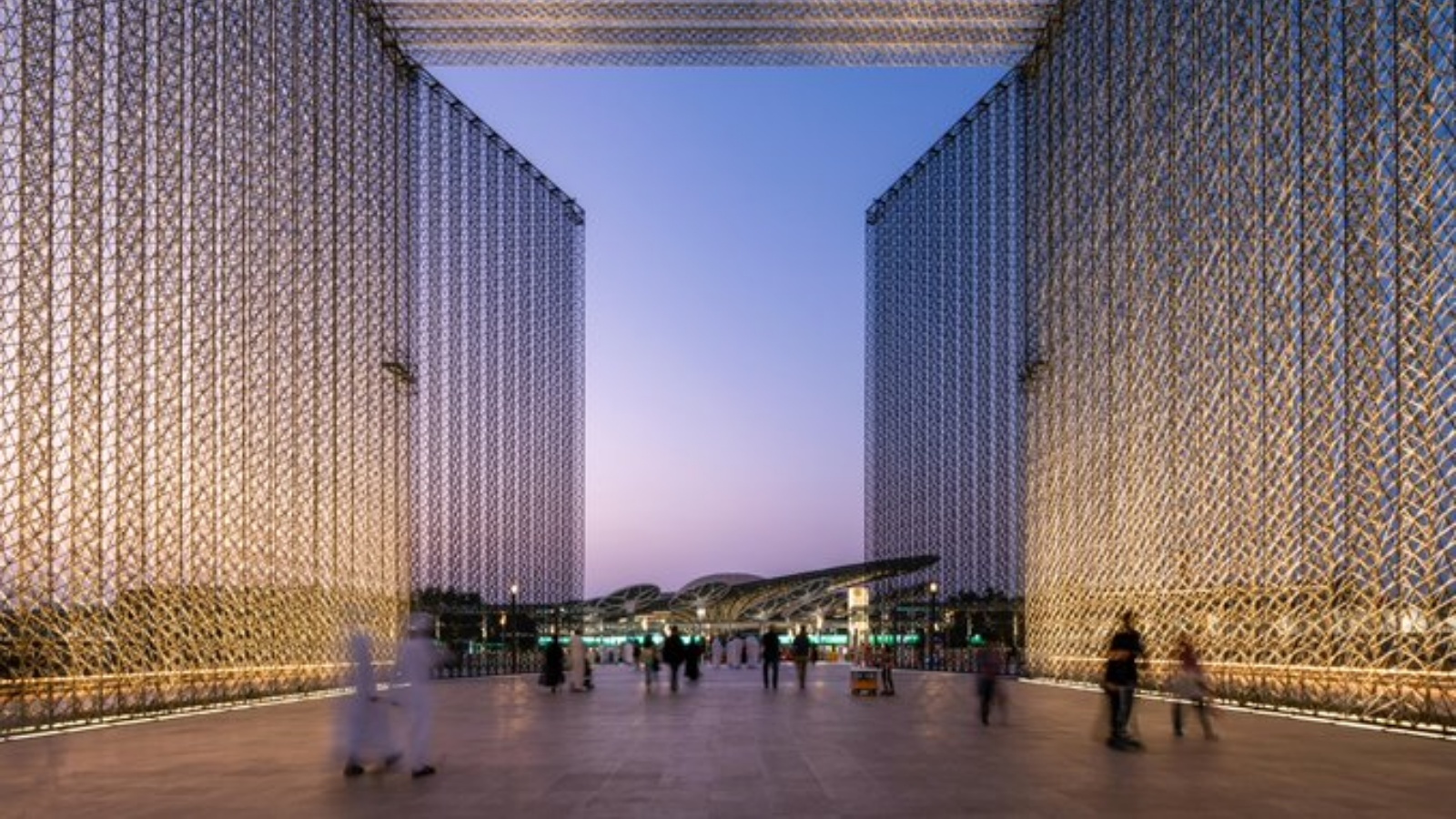 أشخاص في مدخل مدينة إكسبو التي تمتد على مساحة تبلغ ضعف مساحة إمارة موناكو. (من صفحة Expo 2020 Dubai في تويتر)