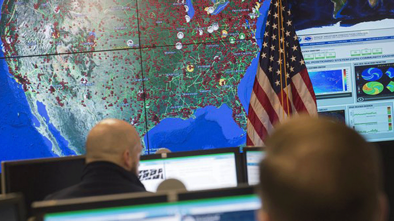 موظفون في محطات عملهم في المركز الوطني لتكامل الأمن السيبراني والاتصالات في أرلينغتون، فيرجينيا. 13 كانون الثاني/يناير 2015