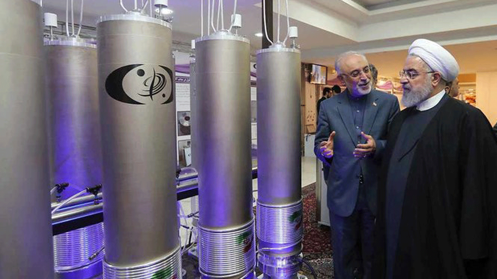 الرئيس المنتهية ولايته حسن روحاني يتفقد إحدى محطات إيران النووية