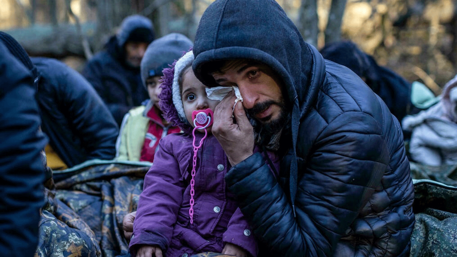 أفراد من عائلة كردية ممتدة من دهوك، العراق شوهدوا بالقرب من ناروكا، بولندا في 9 تشرين الثاني/ نوفمبر 2021. قالوا إنهم أمضوا حوالي 20 يومًا في الغابة وتم إعادتهم عدة مرات إلى بيلاروسيا
