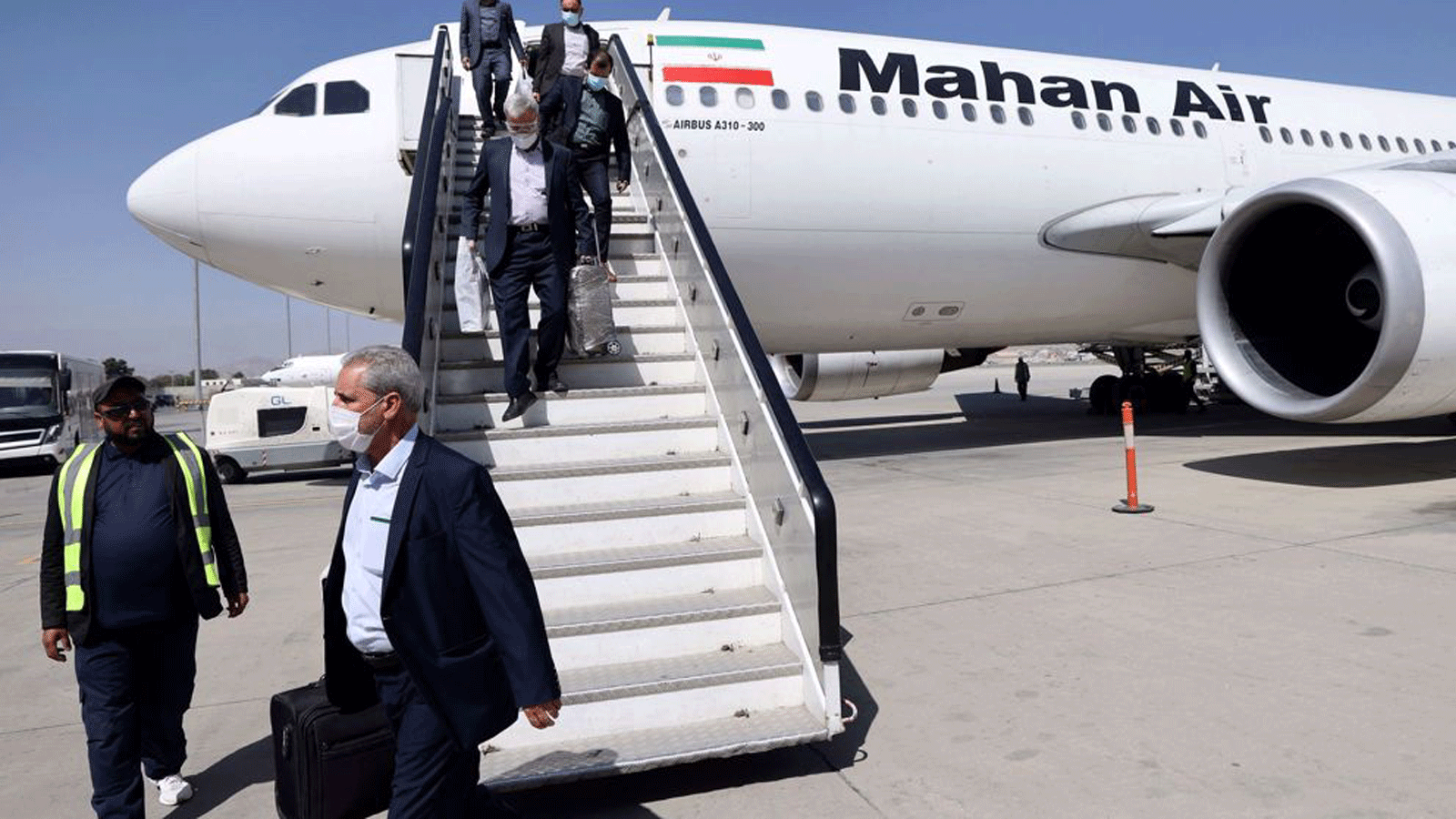 نزول الركاب من طائرة ماهان إير في مطار كابول في 15 أيلول/سبتمبر 2021