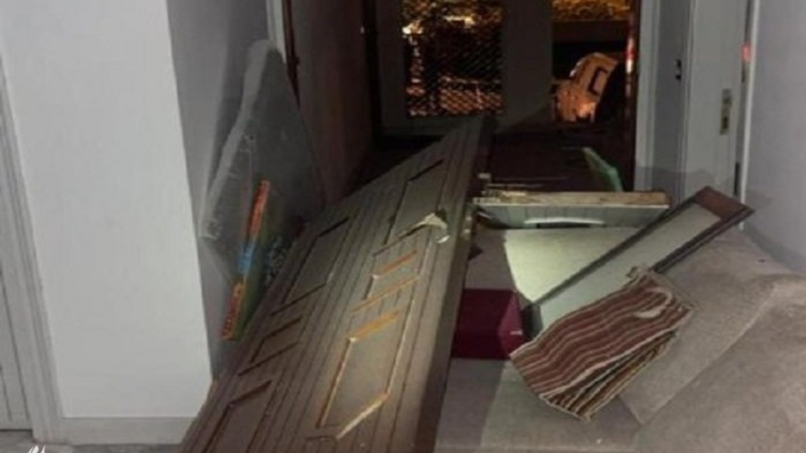 آثار القصف الذي استهدف منزل الكاظمي في السابع من الشهر الحالي في محاولة لاغتياله (تويتر)
