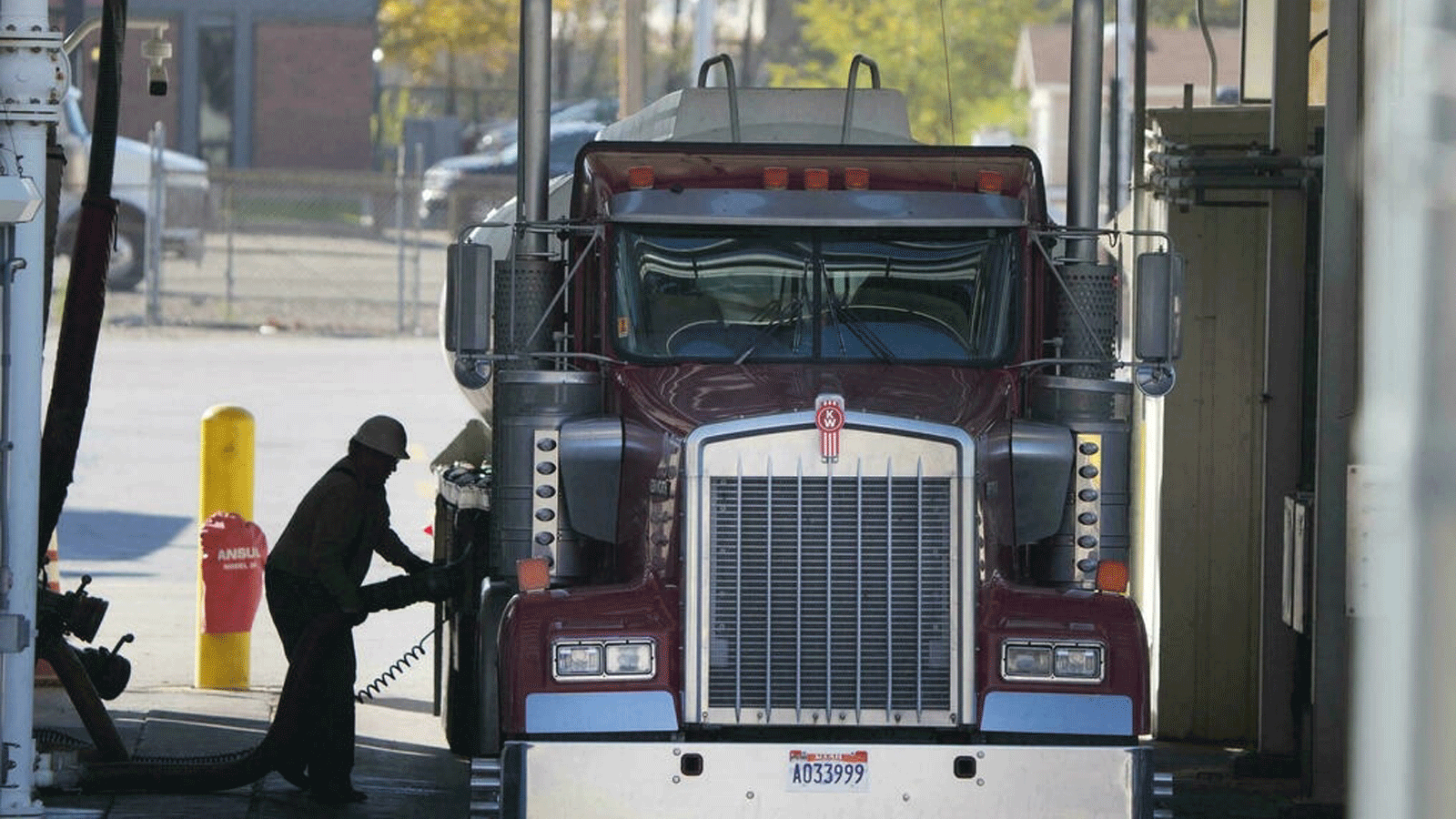 سائق شاحنة يزودها بالوقود في مدينة سولت ليك، بولاية يوتا، حيث يتصارع السكان والشركات في الولايات المتحدة ودول أخرى مع ارتفاع أسعار النفط والغاز
