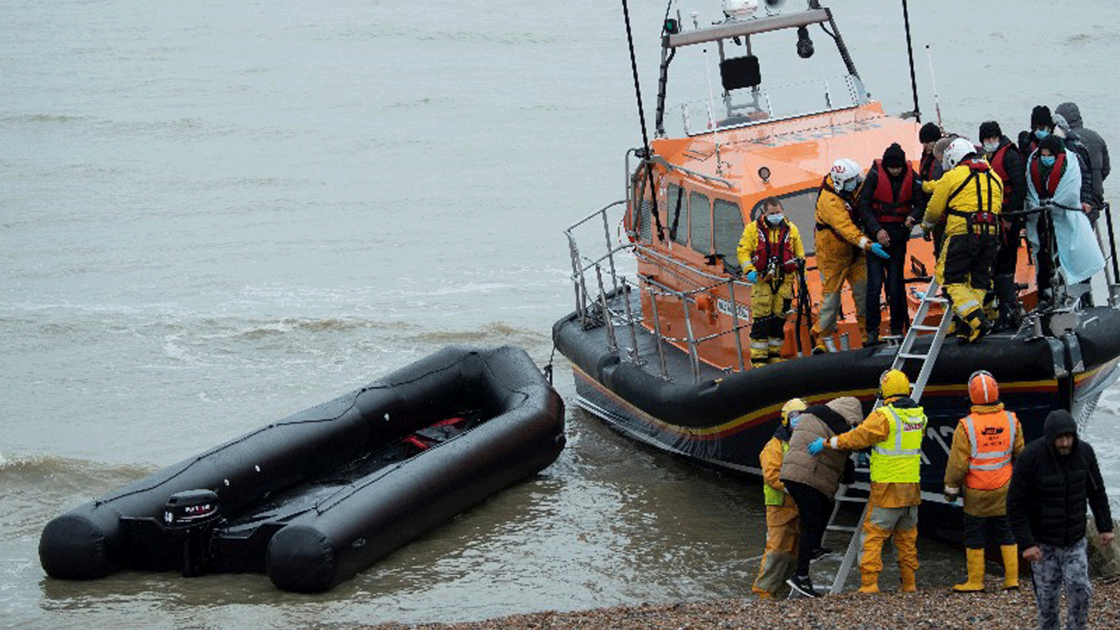 عملية إنقاذ لقارب غرق في القنال الإنجليزي، قبالة كاليه، أثناء محاولتهم الوصول إلى بريطانيا