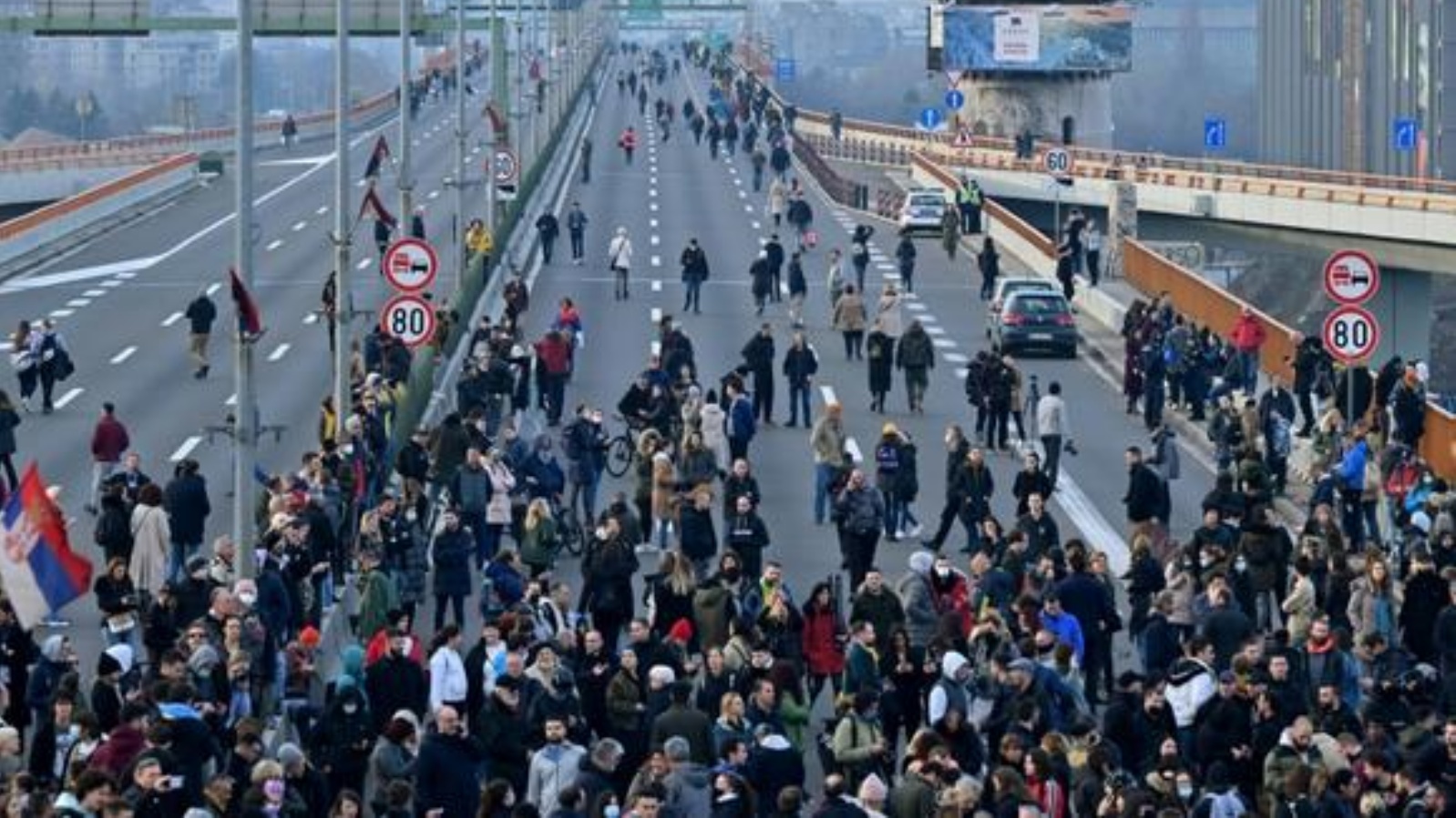متظاهرون بيئيون يغلقون طرقاً في الكثير من المدن الصربية، احتجاجاً على مشروع لشركة التعدين الإنكليزية الأسترالية العملاقة 