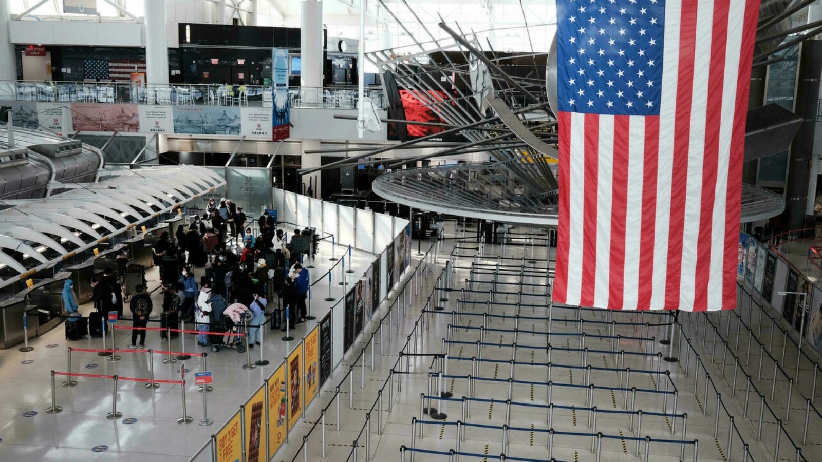 مسافرون في أحد مطارات الولايات المتحدة خلال أزمة كورونا كوفيد-19. (أرشيفية)