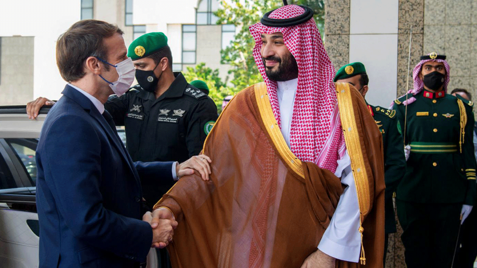 محمد بن سلمان في استقبال الرئيس ماكرون في مدينة جدة السعودية المطلة على البحر الأحمر