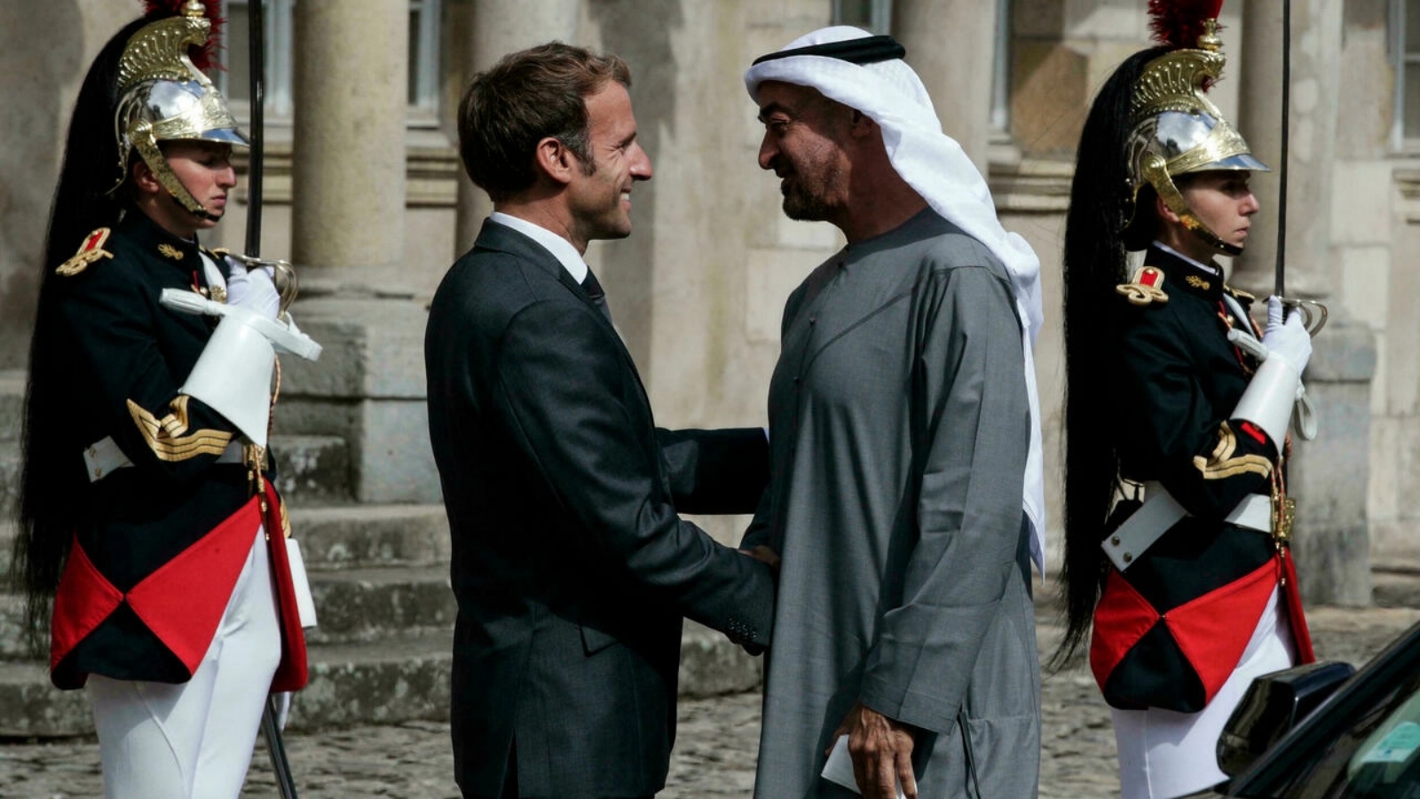 الرئيس الفرنسي إيمانويل ماكرون (إلى اليسار) استضاف ولي عهد أبوظبي الشيخ محمد بن زايد آل نهيان، الذي زار قصر شاتو دي فونتينبلو في فرنسا. في 15 أيلول/سبتمبر 2021