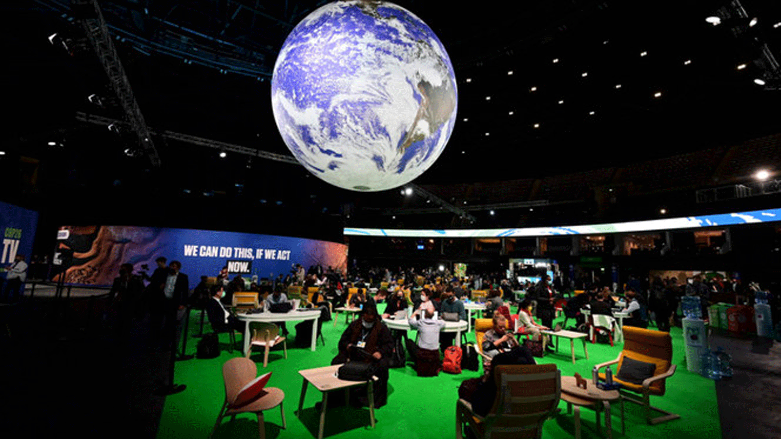 المندوبون يجلسون في منطقة العمل أثناء حضورهم اليوم الثالث من قمة المناخ COP26 للأمم المتحدة في غلاسكو يوم الأربعاء 3 تشرين الثاني/ نوفمبر 2021