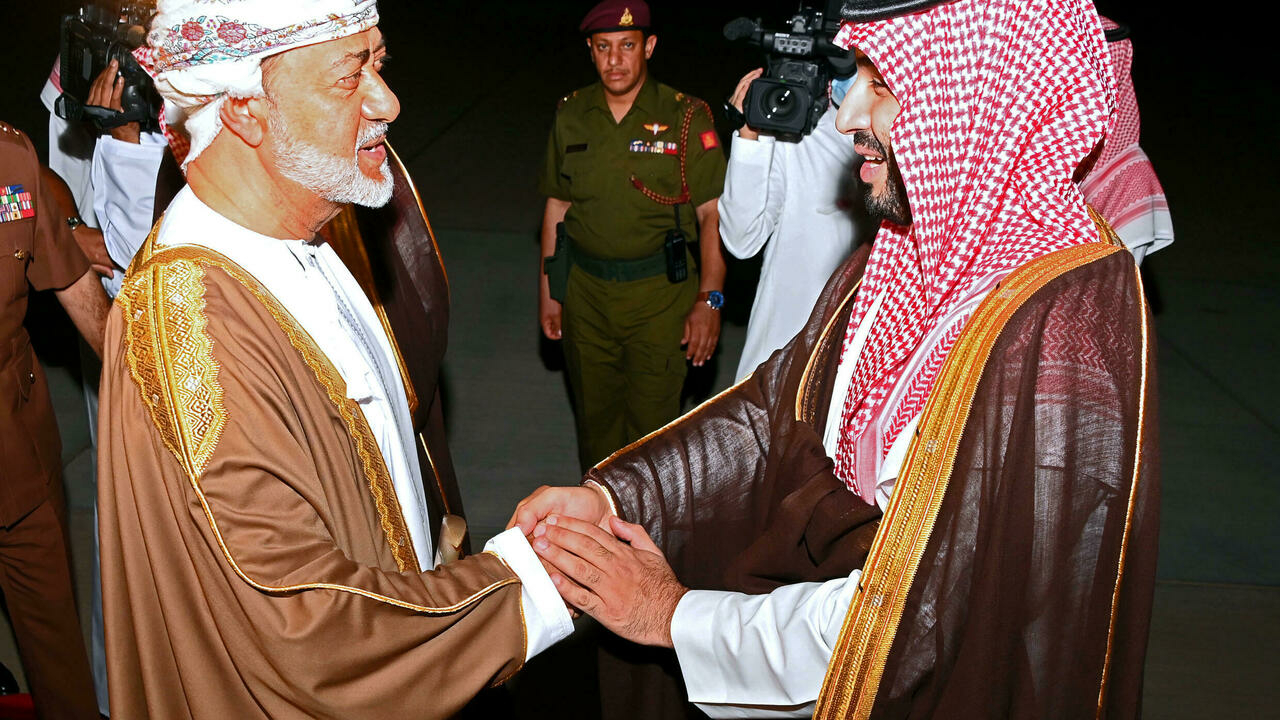 سلطان عمان هيثم بن طارق (يسار) يرحب بولي عهد السعودية الأمير محمد بن سلمان لدى وصوله إلى المطار في مسقط في 6 كانون الأول/ديسمبر 2021