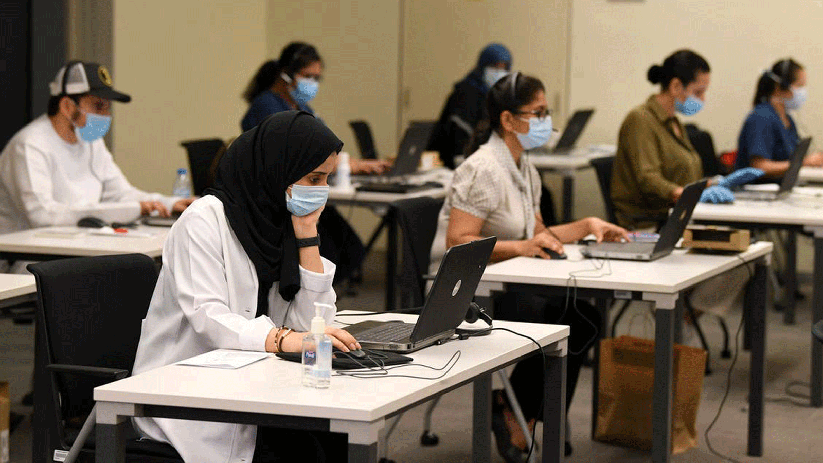الموظفون في مركز القيادة والتحكم بدبي COVID-19 في جامعة محمد بن راشد بإمارة الخليج في 20 أيار/مايو 2020