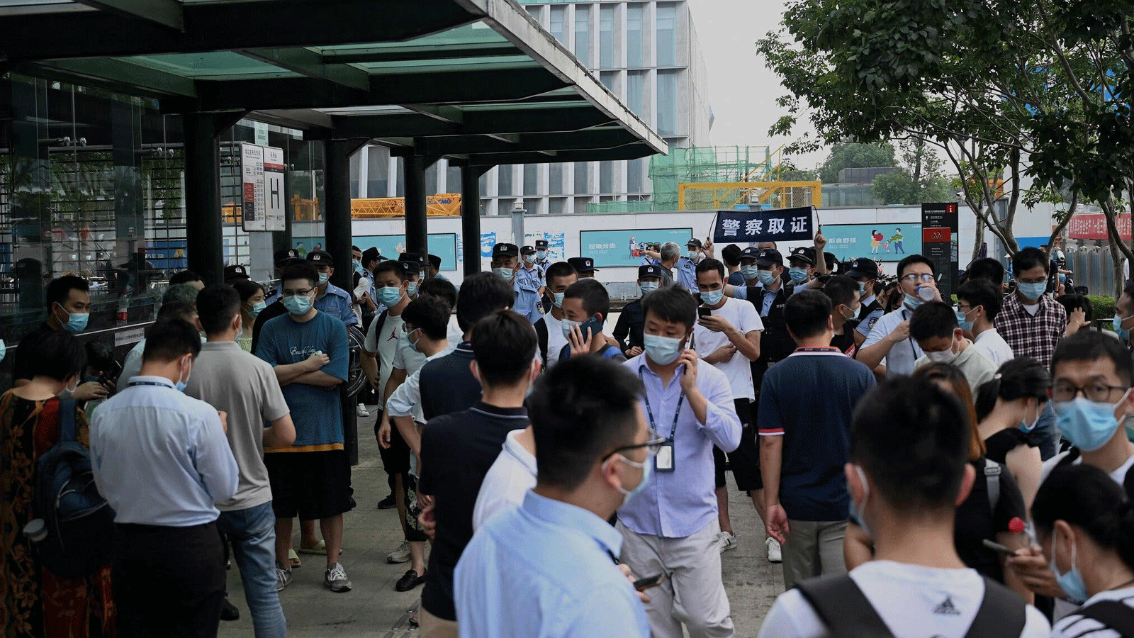 متظاهرون أمام مقر Evergrande في شنتشن، الصين يطالبون باستعادة أموالهم