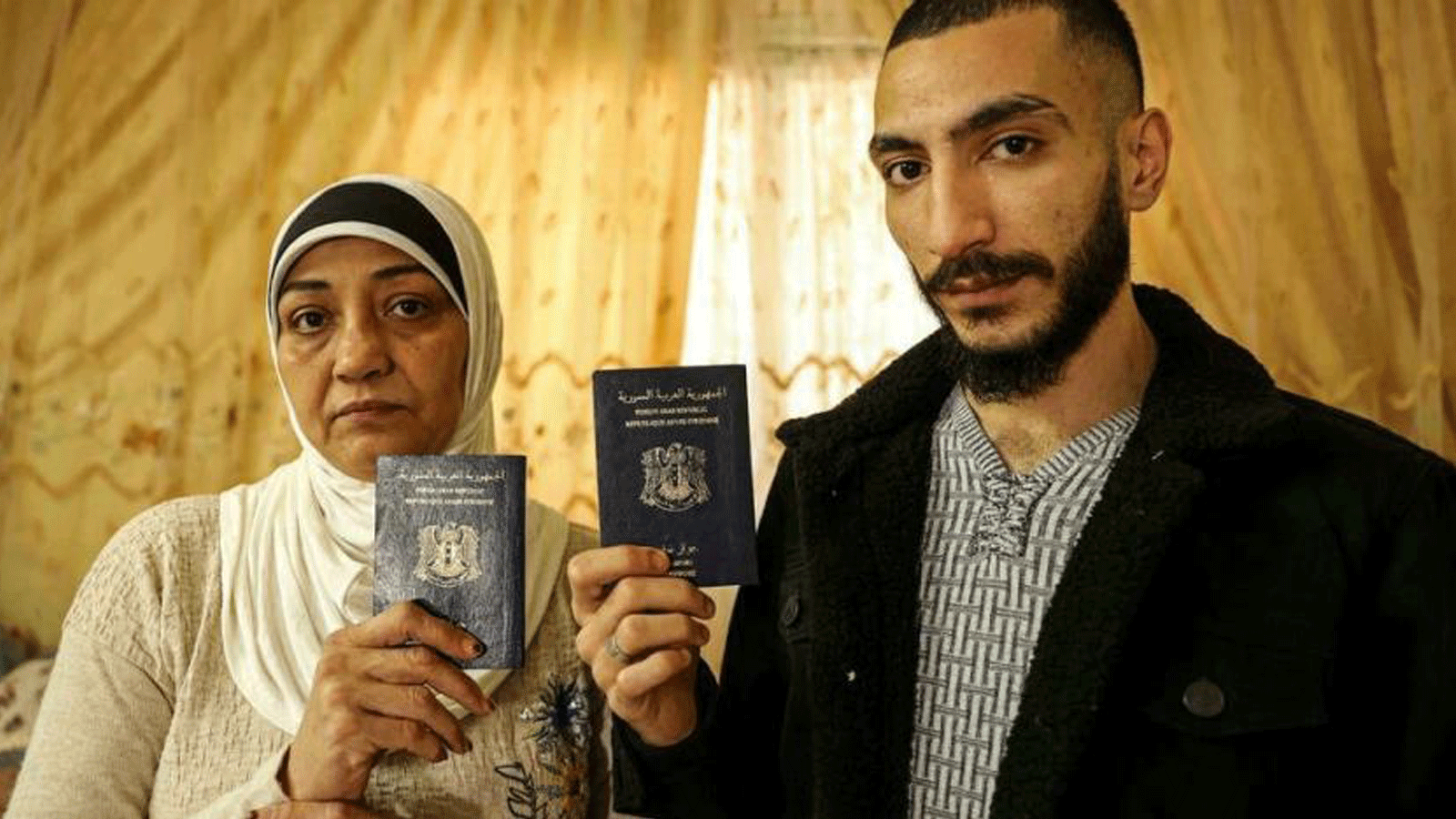اللاجئون السوريون لينا مصطفى حسون وابنها نورس ديب وصلوا إلى غزة عبر نفق مغلق منذ ذلك الحين وانتهت صلاحية جوازات سفرهم.