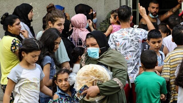 أطفال ينتظرون دورهم للحصول على الخبز من أحد أفران بيروت في أغسطس 2021