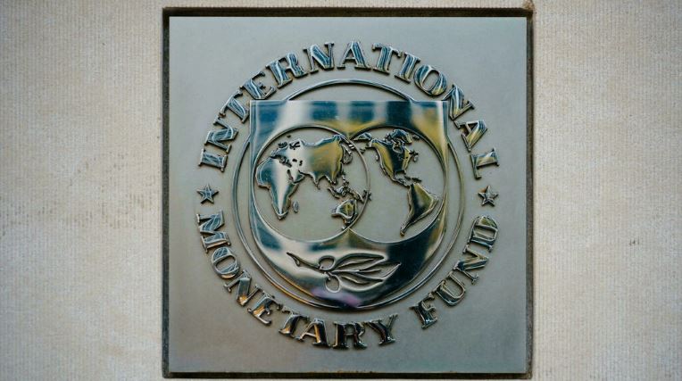 شعار صندوق النقد الدولي خارج مقره في واشنطن بتاريخ 7 ابريل 2021