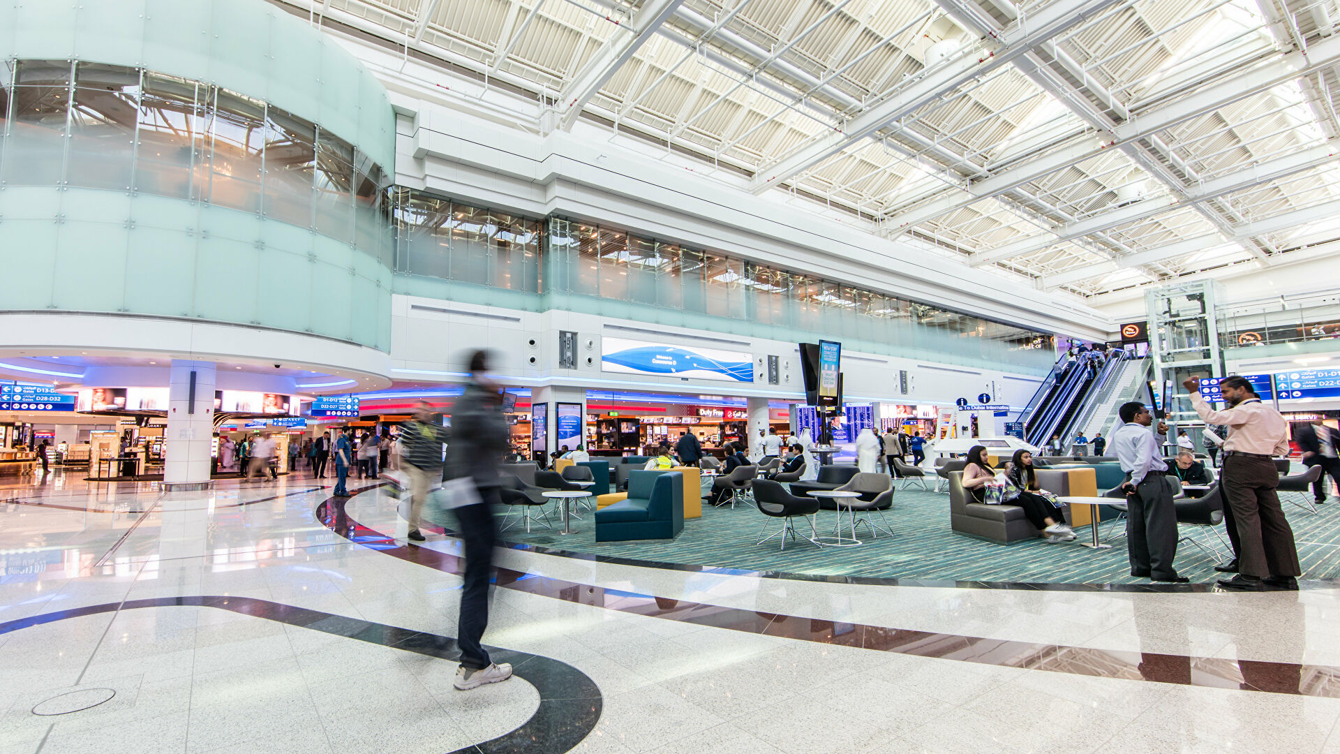 مطار دبي يعمل بطاقته القصوى للمرة الأولى منذ إغلاقات كورونا