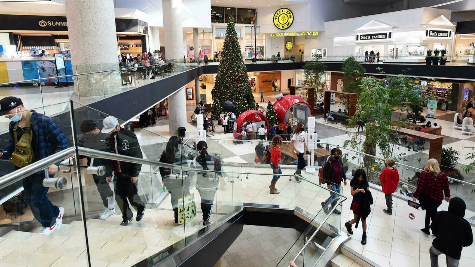 أشخاص يتسوقون في مركز تجاري في سانتا أنيتا. كاليفورنيا في 20 كانون الأول/ديسمبر 2021