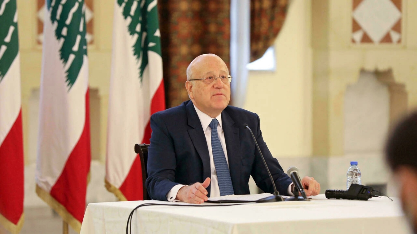 رئيس الحكومة اللبناني نجيب ميقاتي خلال مؤتمر صحافي في القصر الجمهوري في بعبدا قرب بيروت في 28 كانون الأول/ديسمبر 2021