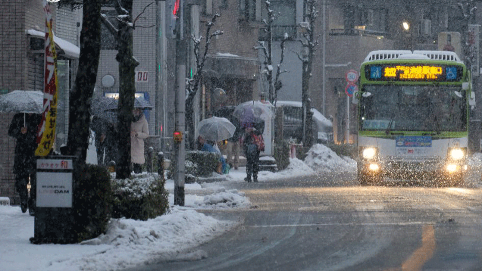 حافلة تسير وسط الثلوج في طوكيو