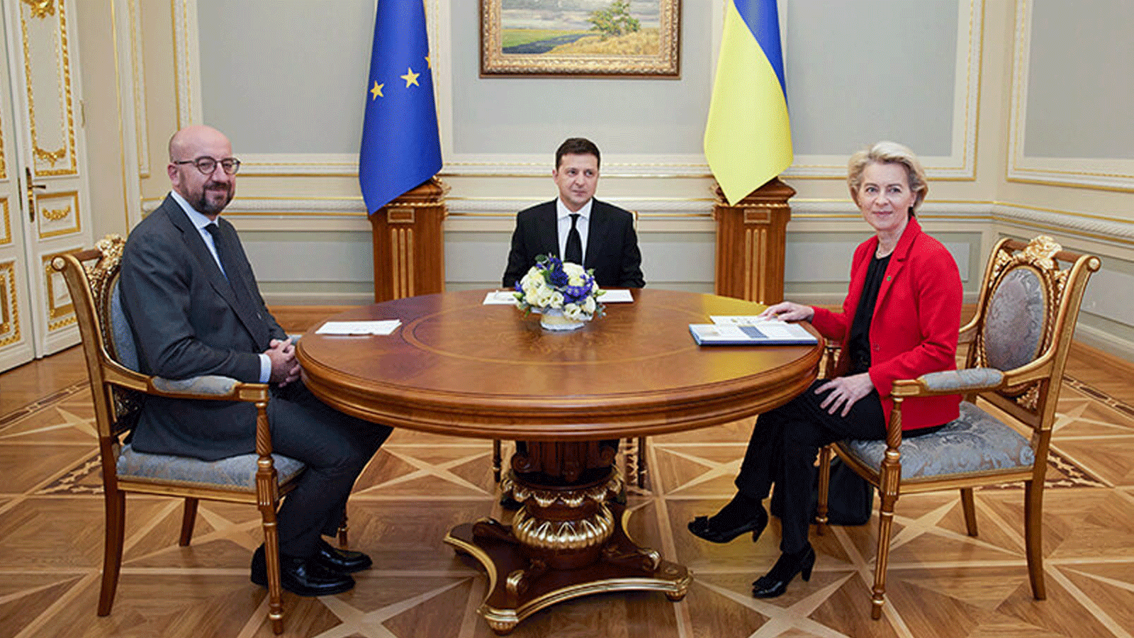 الرئيس الأوكراني فولوديمير زيلينسكي (وسط)، زعيم المجلس الأوروبي تشارلز ميشيل (إلى اليسار) وزعيمة المفوضية الأوروبية أورسولا فون دير لاين (يمين) خلال اجتماعهم في كييف، 12 تشرين الأول/ أكتوبر 2021