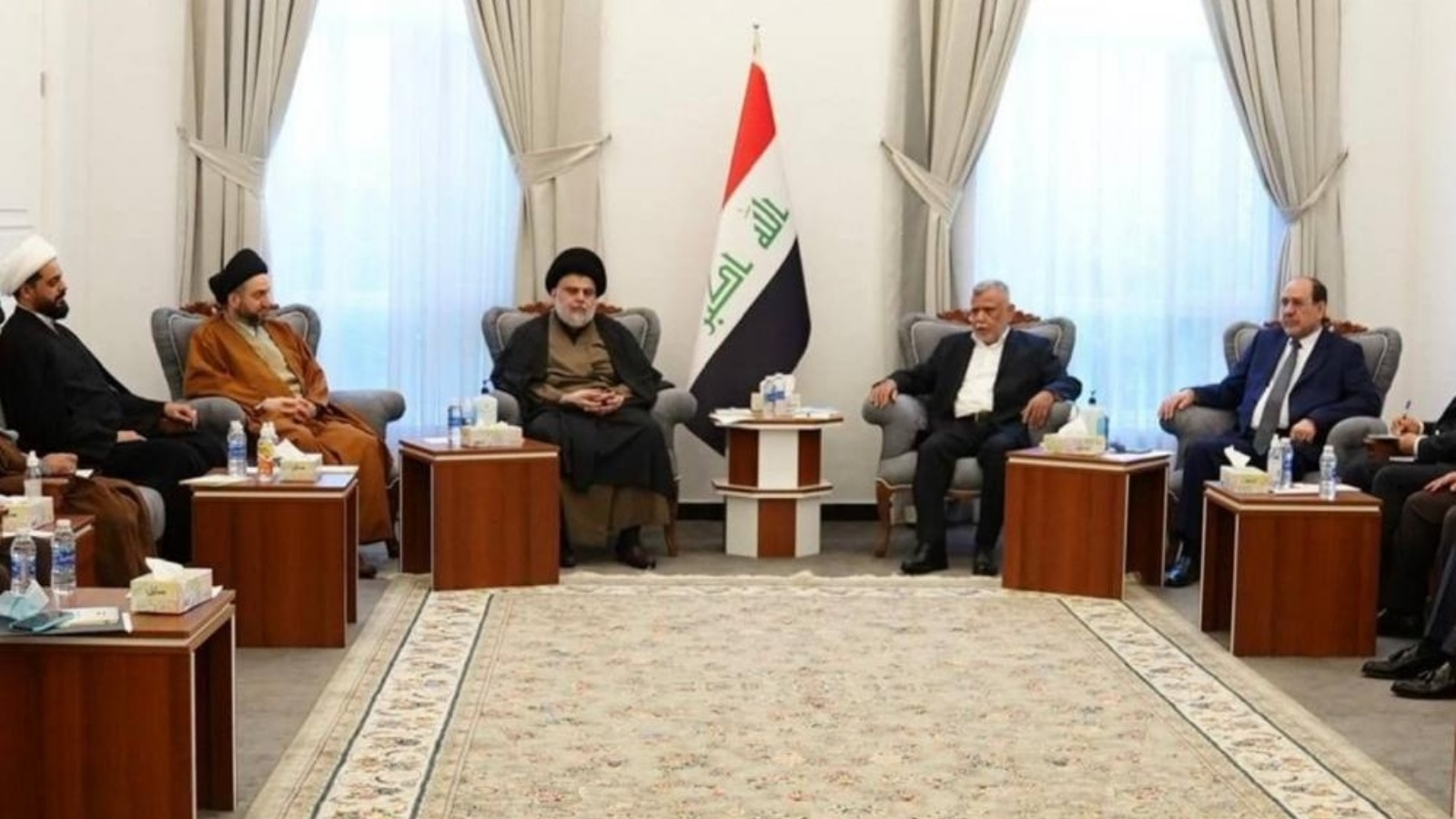 قادة الإطار الشيعي العراقي خلال اجتماعهم الأول مع الصدر في بغداد في الثاني من الشهر الحالي (تويتر)