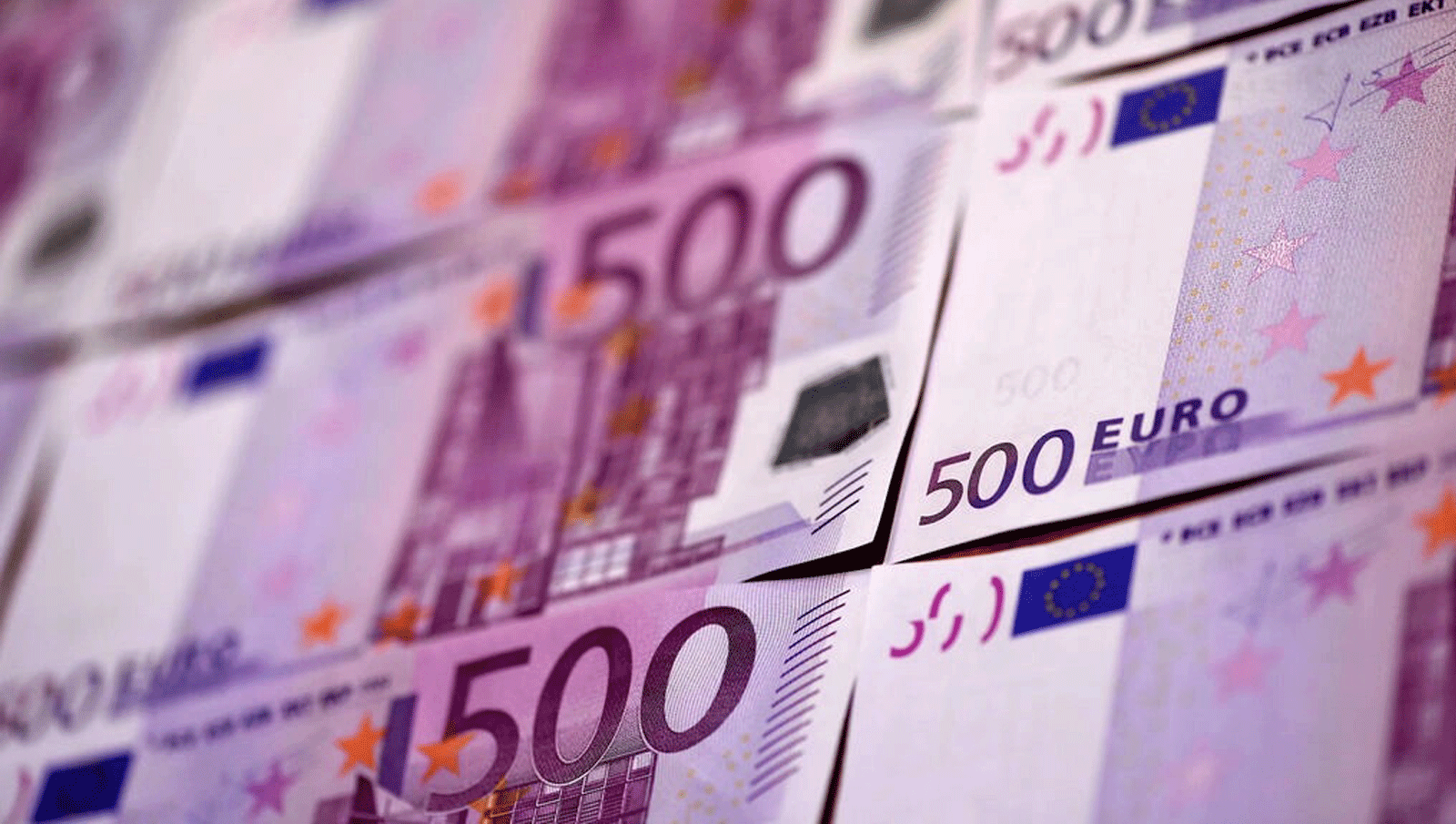 صورة تم التقاطها في 12 شباط/ فبراير 2016 لعدة أوراق نقدية من فئة 500 يورو ، والتي قال البنك المركزي الأوروبي في 4 أيار/ مايو إنه لن ينتجها بعد الآن