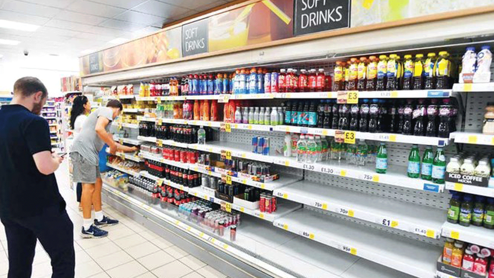 المتاجر والموردين البريطانيين، يحذرون من نقص محتمل في المواد الغذائية بسبب عزل الموظفين لأنفسهم، بسبب ارتفاع حالات الإصابة بفيروس كورونا