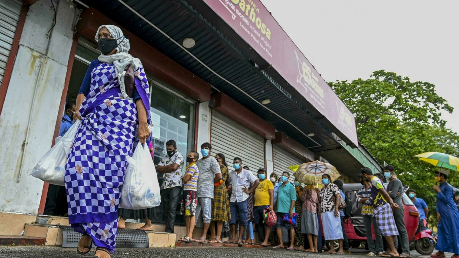 أشخاص ينتظرون أمام متجر في كولومبو بتاريخ 3 أيلول/سبتمبر 2021