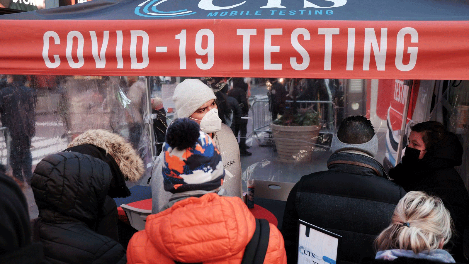الناس ينتظرون في طوابير طويلة في تايمز سكوير لإجراء اختبار COVID-19 في مدينة نيويورك، الولايات المتحدة، 20 كانون الاول/ ديسمبر 2021