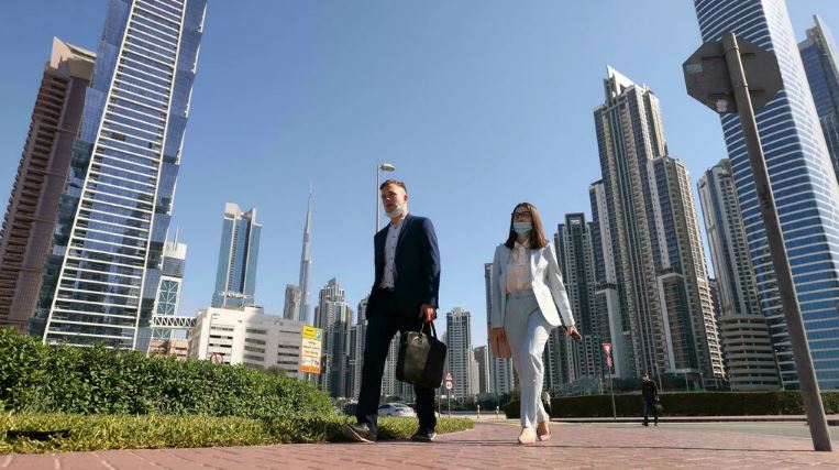 موظفون في الإمارات يتوجهون إلى أعمالهم الجمعة، لأول مرة في تاريخ البلاد، بعيد تغيير موعد العطلة الأسبوعية إلى يومي السبت والأحد