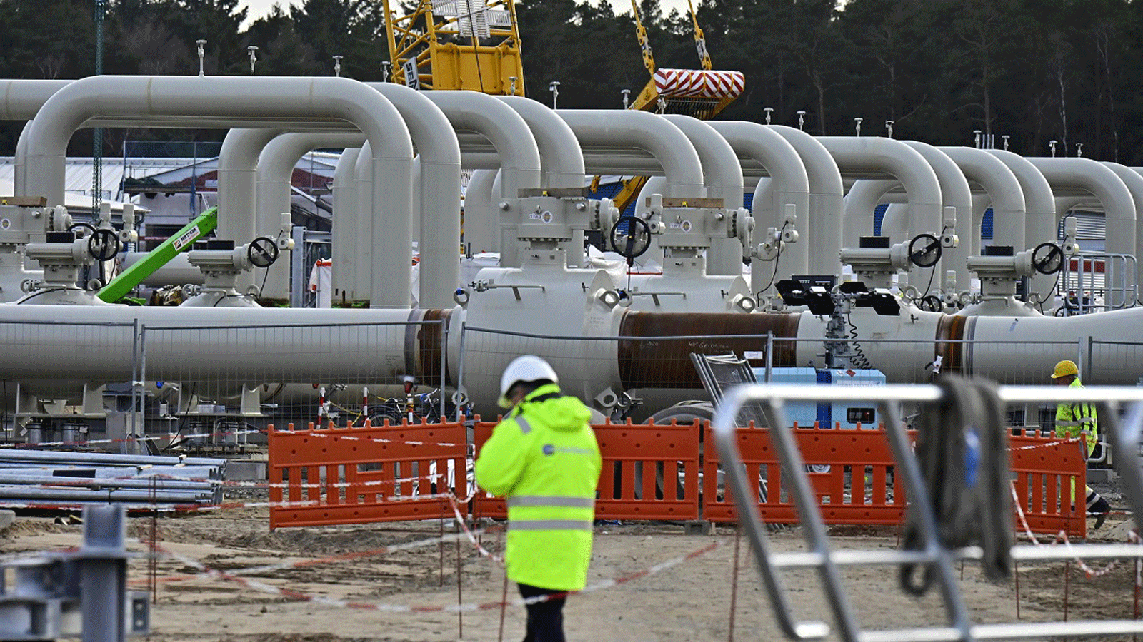 عامل في موقع بناء خط أنابيب الغاز نورد ستريم 2 في لوبمين، شمال شرق ألمانيا