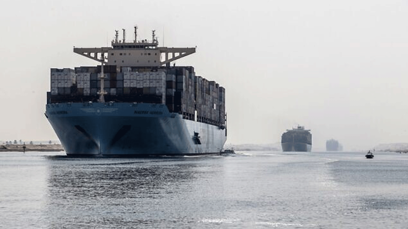سفينة حاويات تبحر عبر القسم الجديد من قناة السويس في مدينة الإسماعيلية المصرية على بعد 135 كيلومترًا شمال شرق العاصمة القاهرة في 10 تشرين الأول/أكتوبر 2019.