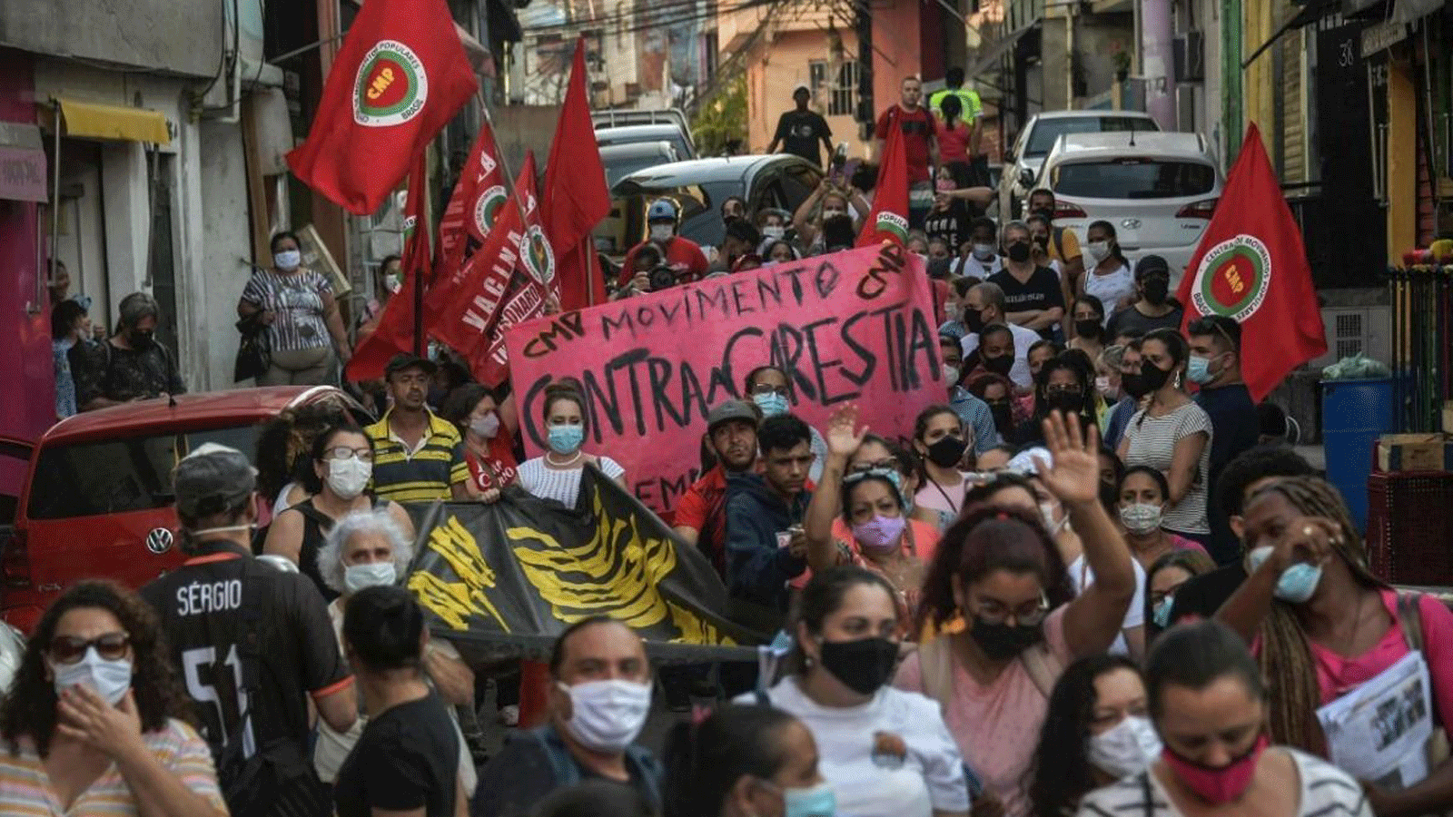 سكان ونشطاء من مركز الحركات الشعبية يحتجون على الجوع والبطالة في ساو باولو بالبرازيل.