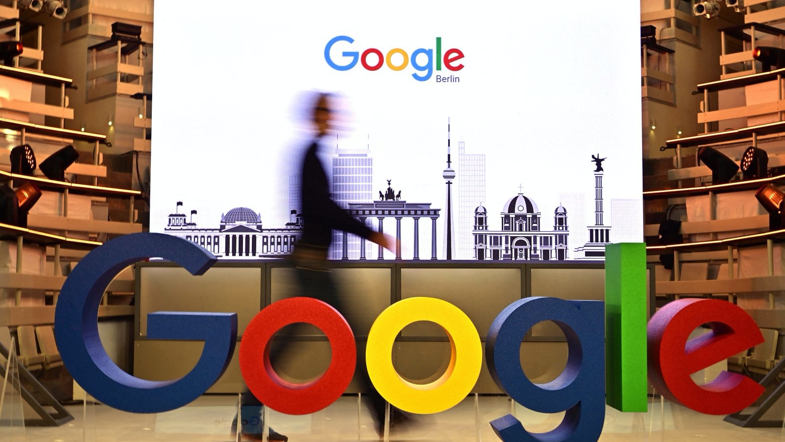 موظفة تمر أمام شعار غوغل عند افتتاح مقر للشركة في برلين في 22 كانون الثاني/يناير 2019