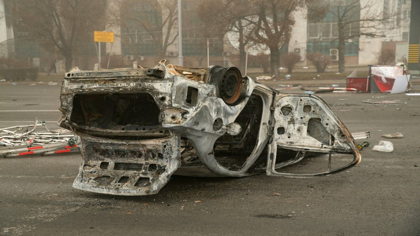 سيارة مدمرة بعد الاضطرابات في ألماتي، كازاخستان