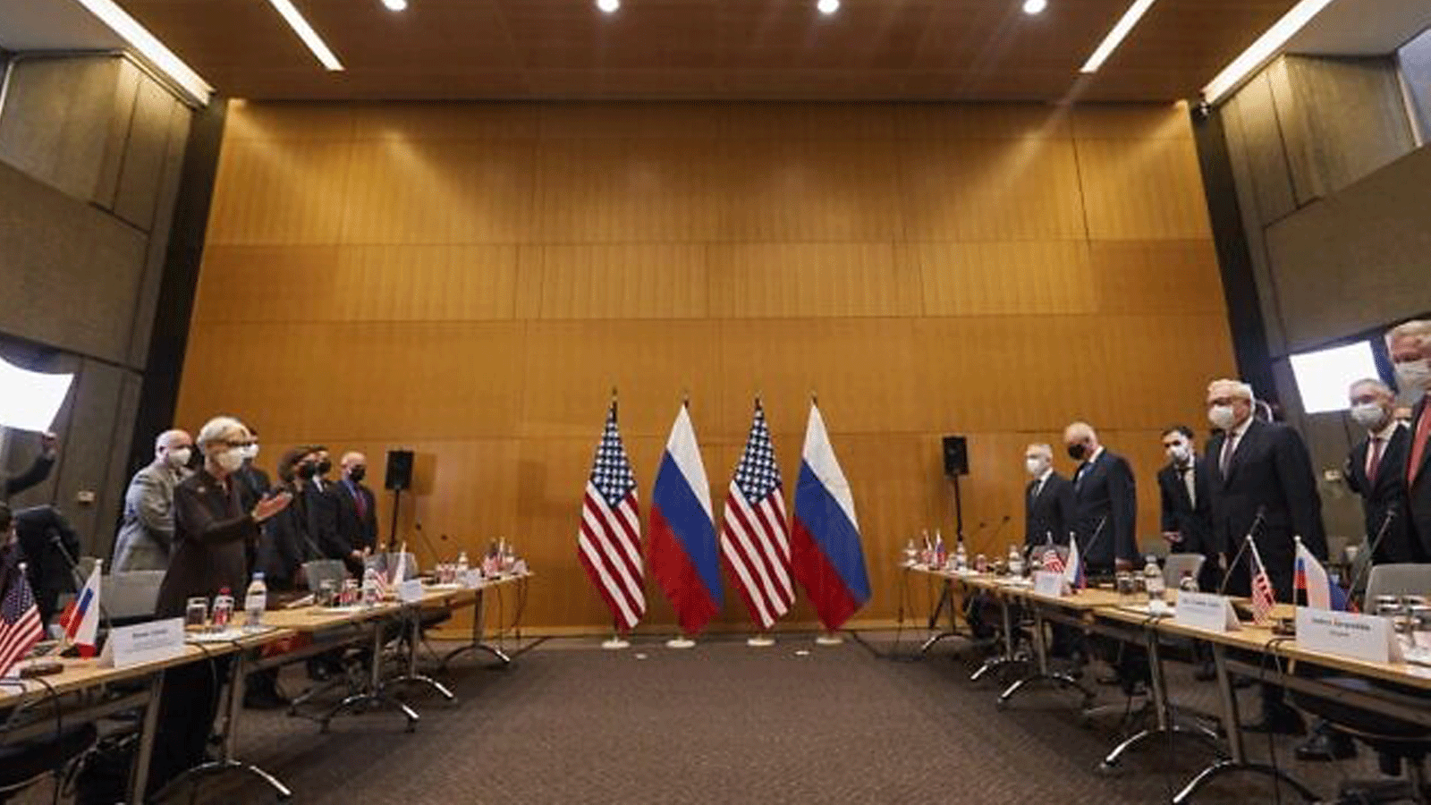 نائب وزير الخارجية الأمريكية ويندي شيرمان (إلى اليسار) ونائب وزير الخارجية الروسي سيرجي ريابكوف (يمين) يحضران محادثات أمنية حول التوترات المتصاعدة بشأن أوكرانيا، في البعثة الدائمة للولايات المتحدة، في جنيف، في 10 كانون الثاني/ يناير 2022