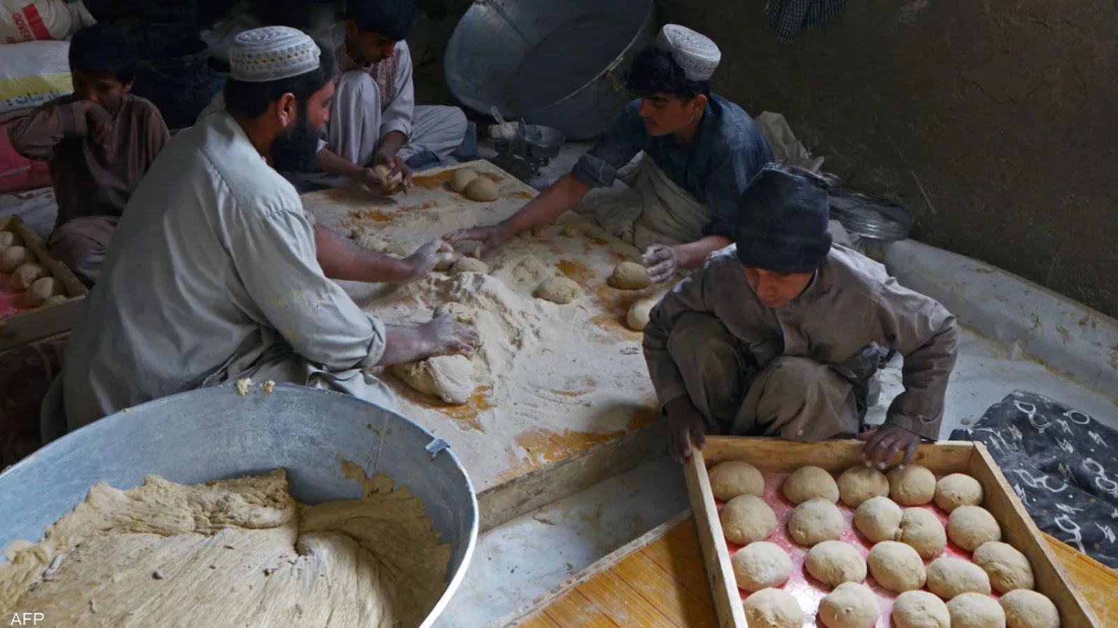 عمال في أحد أفران أفغانستان (أرشيفية)