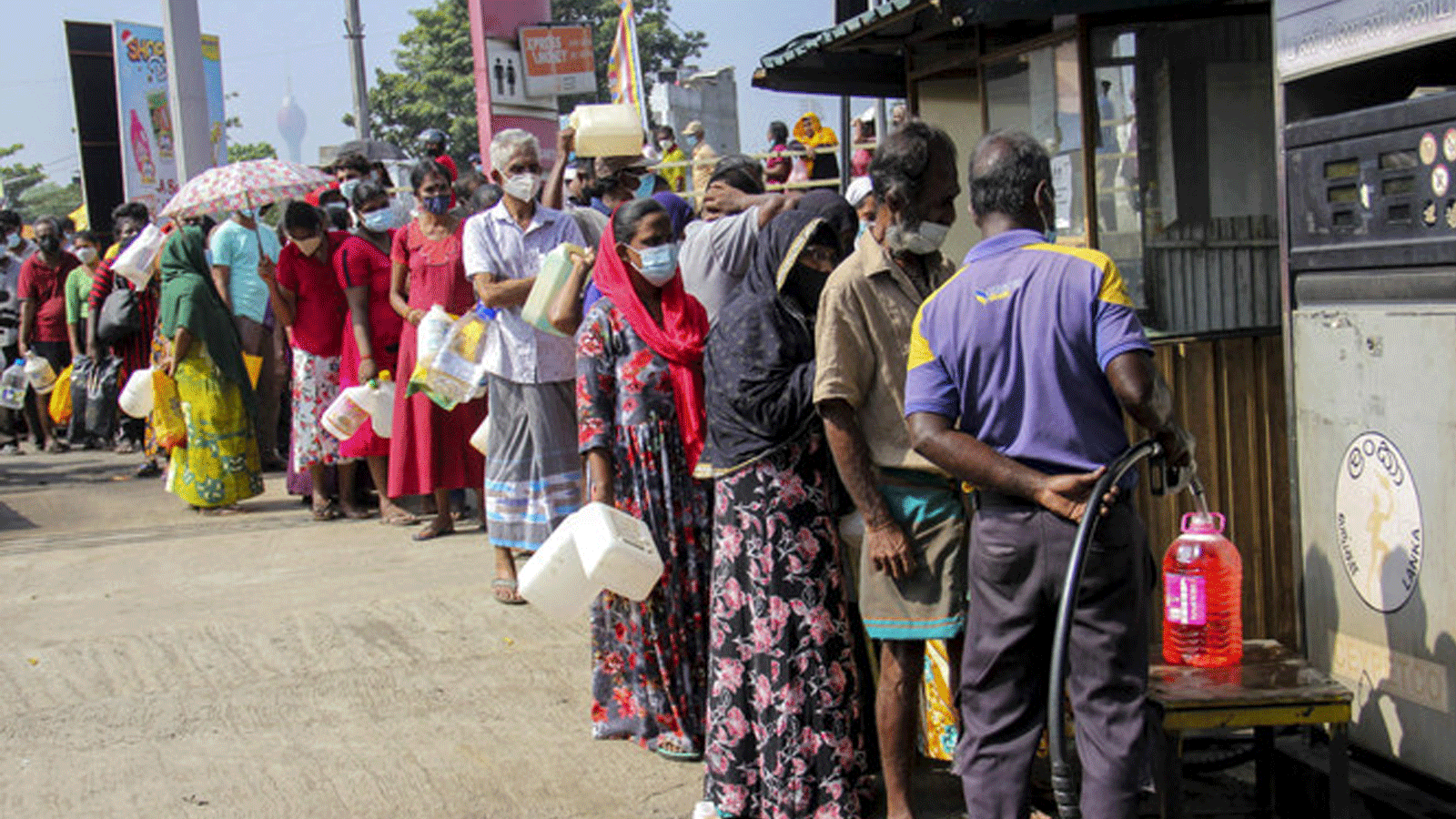 أشخاص يقفون في طابور لشراء الكيروسين في كولومبو في 23 كانون الاول/ ديسمبر 2021.