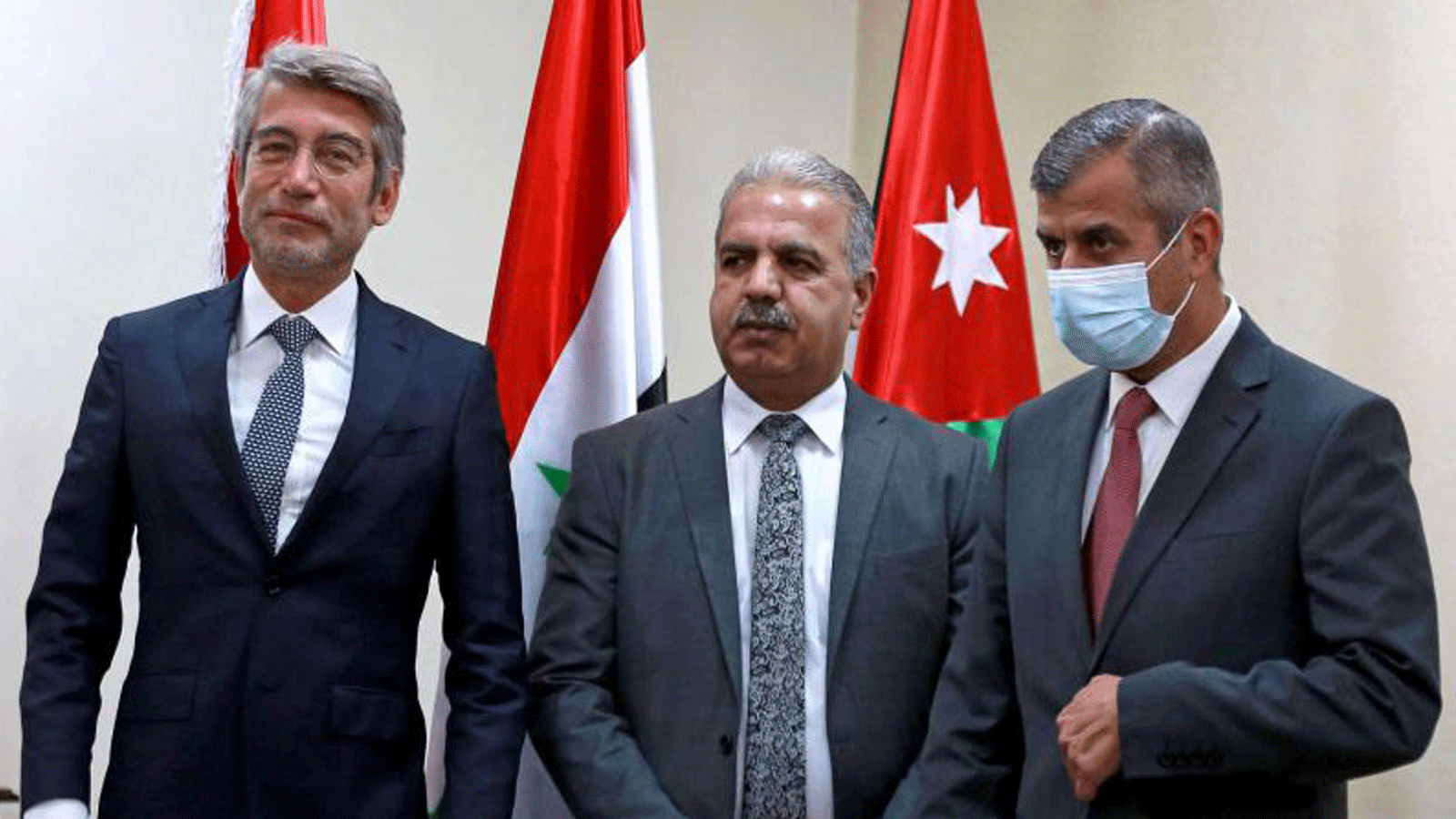  وزير الطاقة الأردني صالح الخربشة (يمين) يستقبل نظيريه من سوريا بسام طعمة (وسط) ومن لبنان وليد فياض خلال اجتماع في عمان في 28 تشرين الأول/أكتوبر 2021.