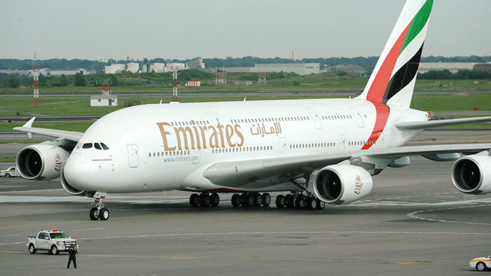 طائرة تابعة لشركة طيران الإمارات من دبي تهبط في مطار جون إف كينيدي الدولي في نيويورك