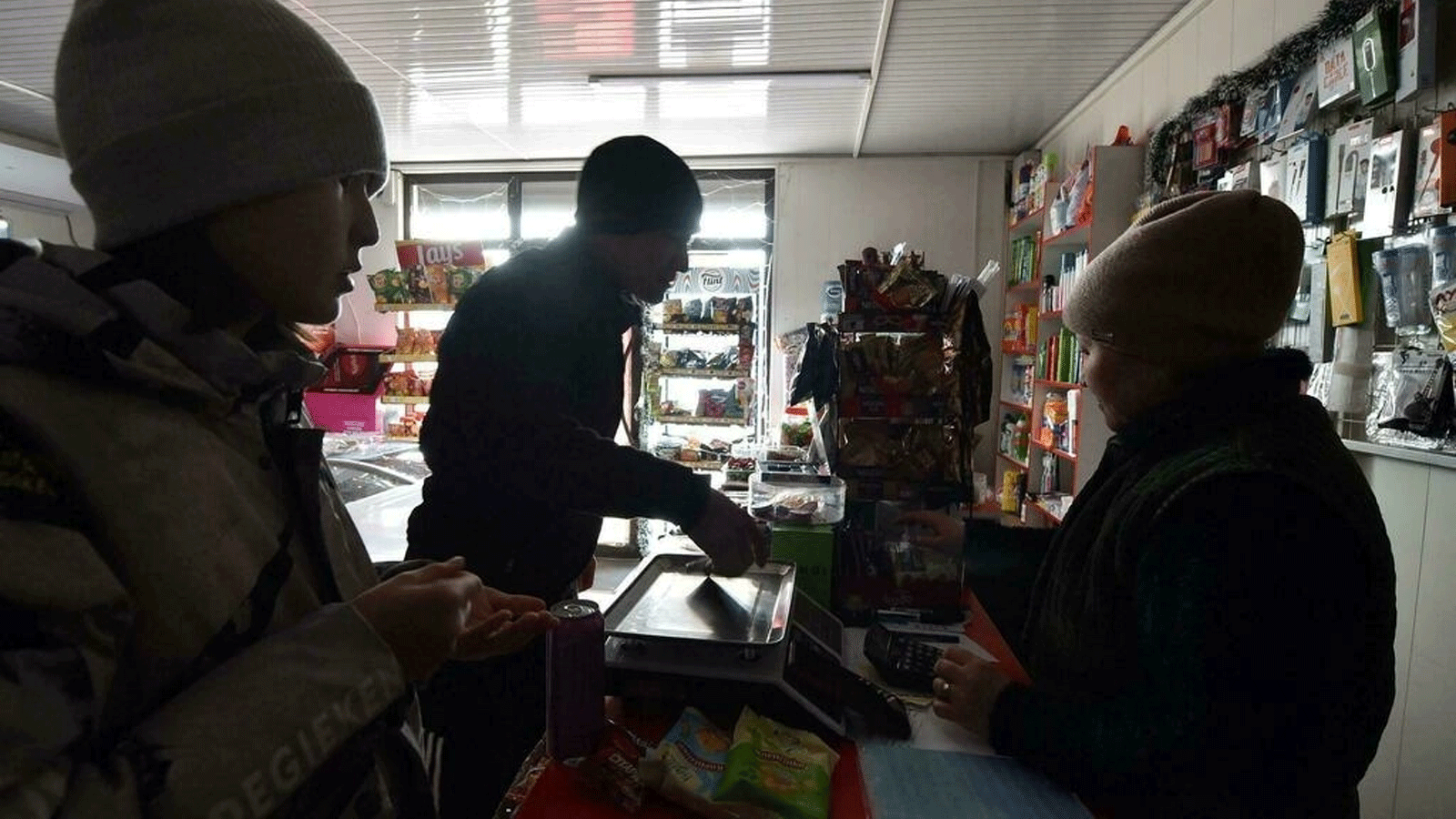 صورة لزبائن يشترون من المتجر وسط انقطاع التيار الكهربائي