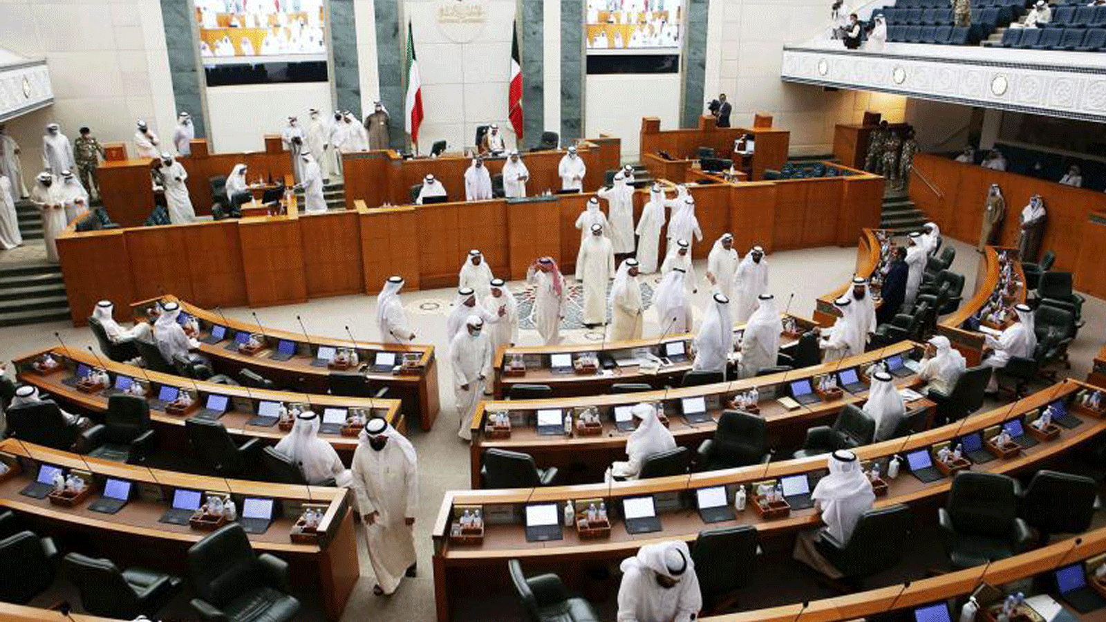 نواب كويتيون في جلسة برلمانية لاقرار الموازنة في مجلس الأمة بمدينة الكويت
