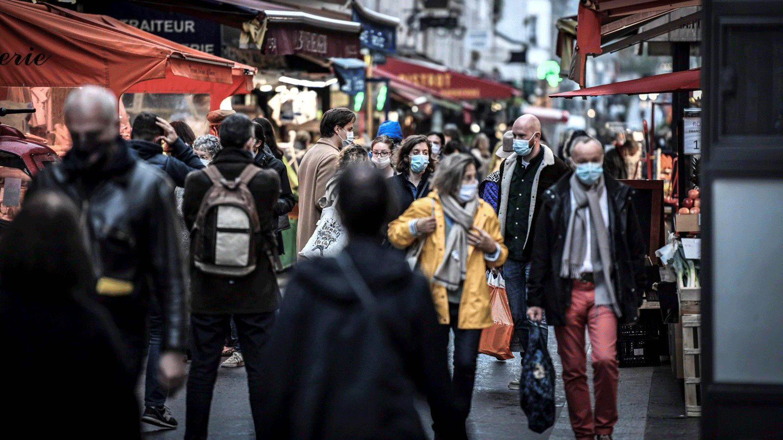 أشخاص يرتدون أقنعة، يتسوقون في باريس في اليوم الثاني من الإغلاق الوطني العام الثاني من قبل الحكومة الفرنسية لاحتواء انتشار COVID-19، فرنسا، 31 تشرين الأول/ أكتوبر 2020.