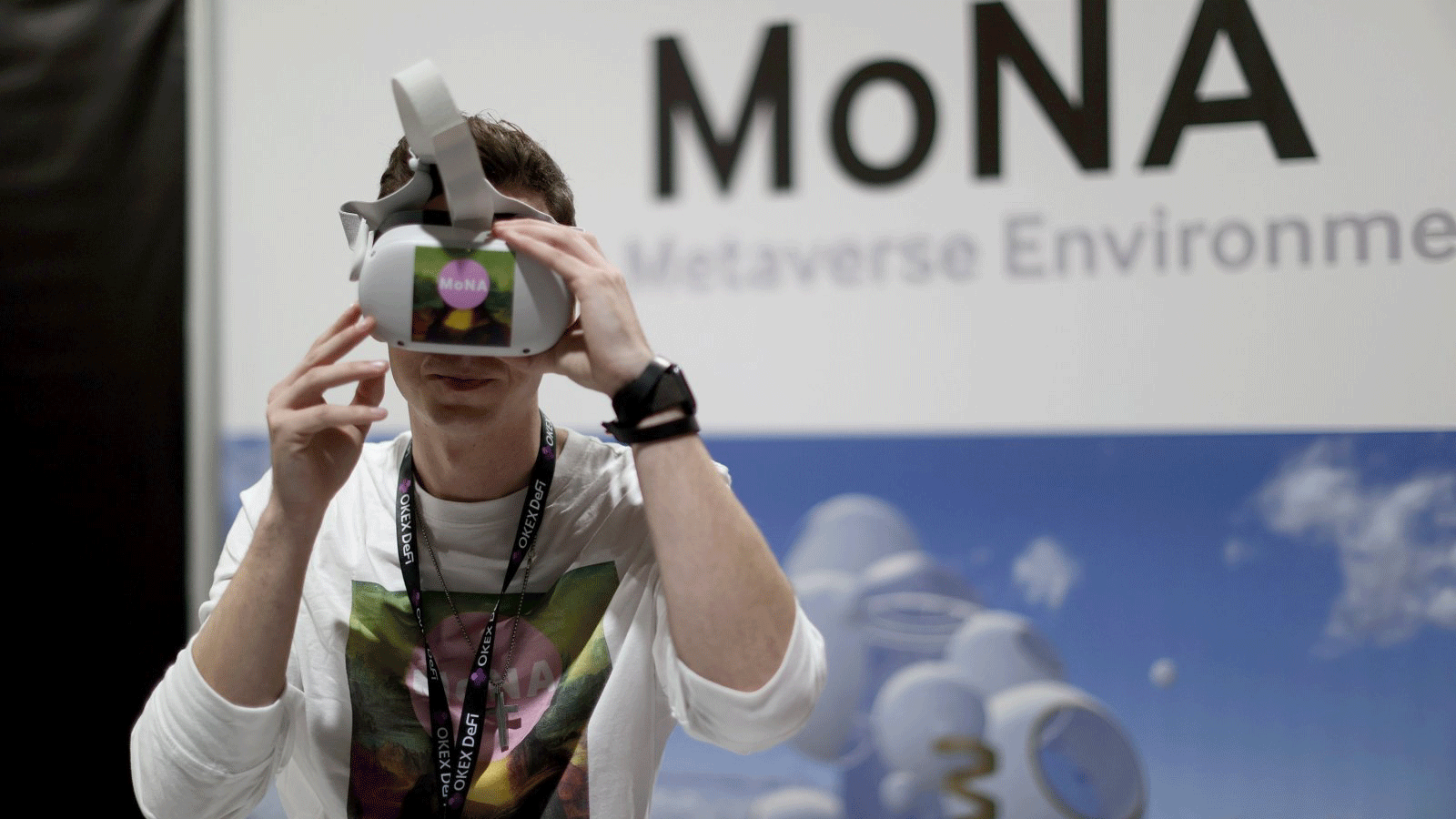 رجل يرتدي سماعة رأس VR خلال مؤتمر DCentral Miami في مركز مؤتمرات مطار ميامي، في ميامي، فلوريدا، الولايات المتحدة، 1كانون الأول/ ديسمبر 2021. 