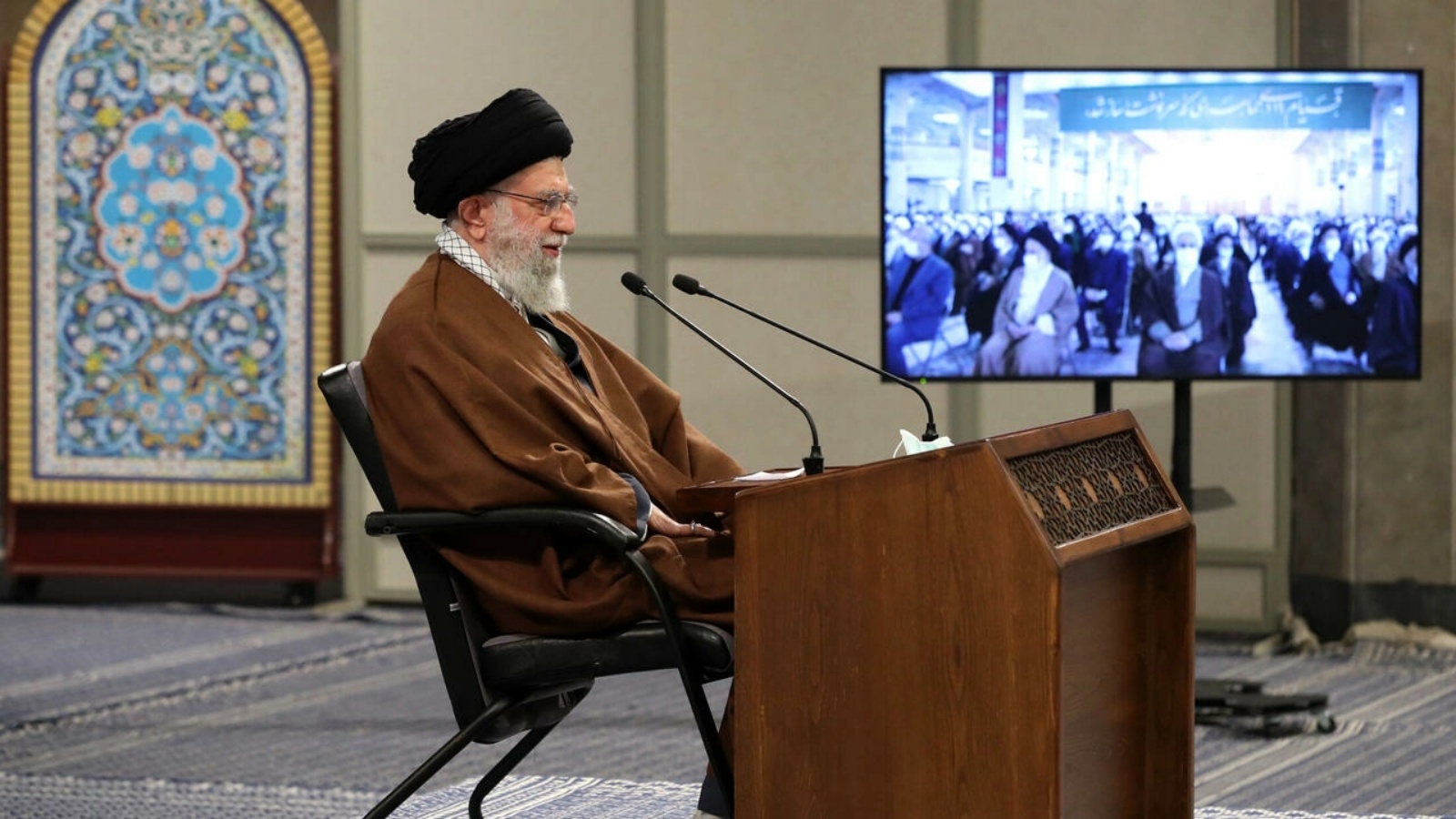 المرشد الإيراني الأعلى علي خامنئي متحدثاً عبر الفيديو في طهران في التاسع من يناير 2022 