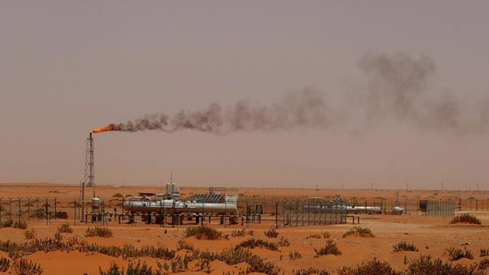محطة للنفط الخام في إحدى صحارى المملكة العربية السعودية. (أرشيفية)