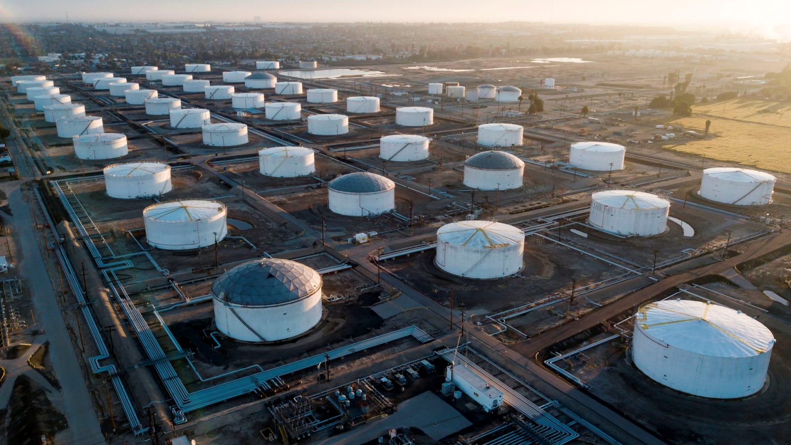 صهاريج تخزين النفط في كارسون، كاليفورنيا