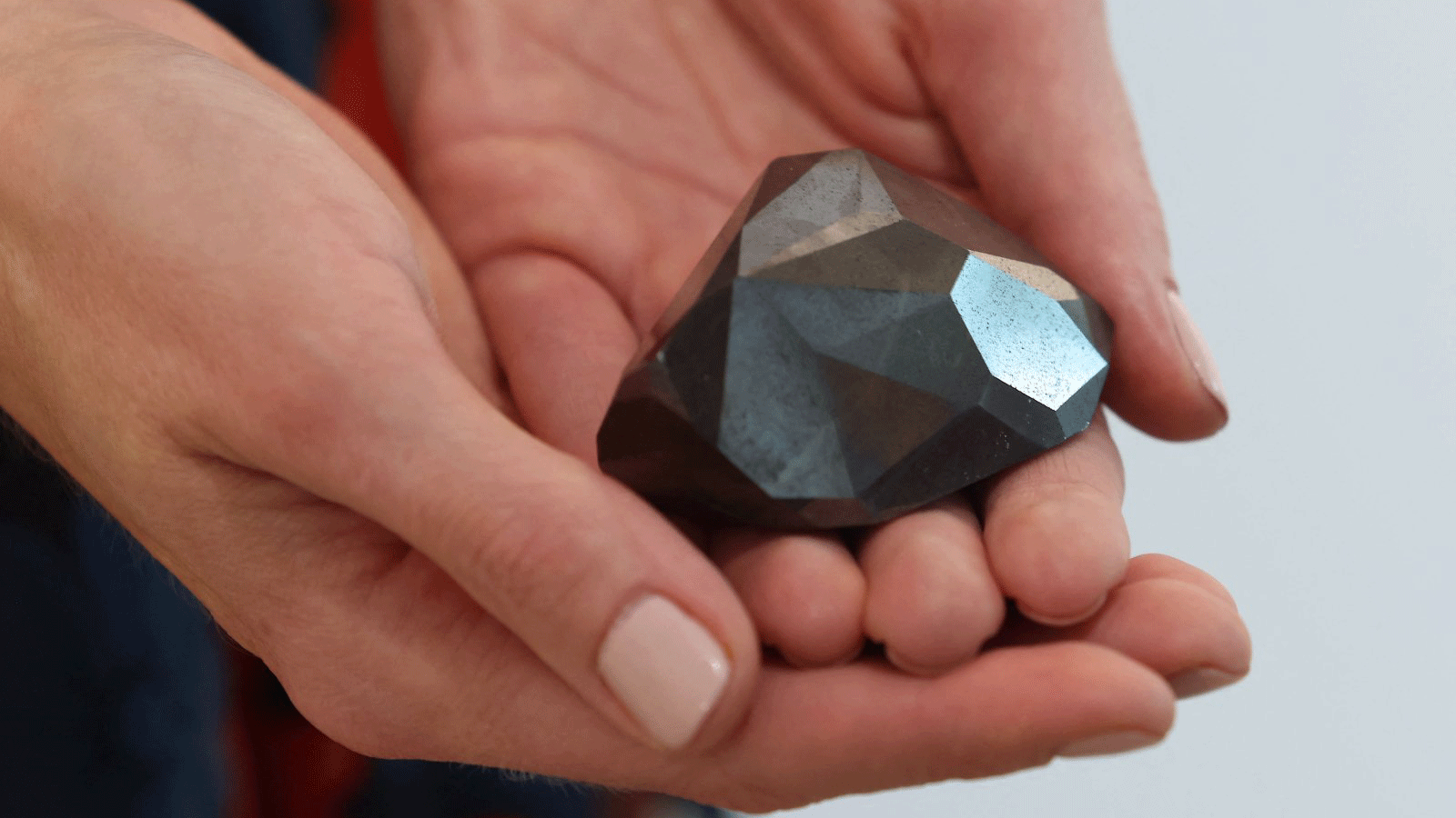 "إنغيما" ، ألماسة سوداء بوزن 555.55 قيراط ، في دار سوذبيز بإمارة دبي، 17 كانون الثاني\ يناير 2022