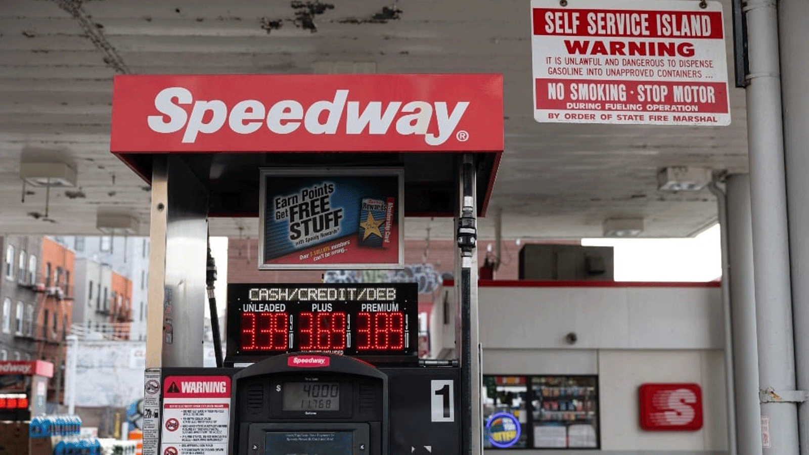 صورة لآلة عرض سعر البنزين في محطة وقود في نيويورك في 10كانون الأول\ ديسمبر 2021