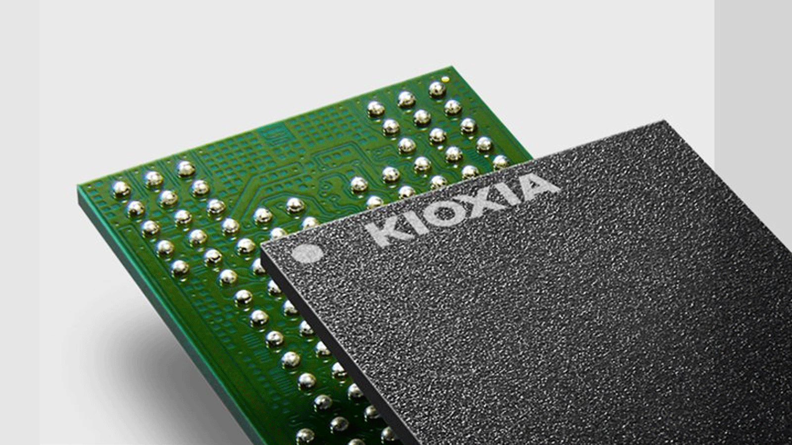 طوكيو: قال صانع الرقائق Kioxia يوم الخميس إن العمليات في المصنعين اليابانيين اللذين ينتجان رقائق ذاكرة فلاش تعطلت بسبب تلوث المواد الصناعية